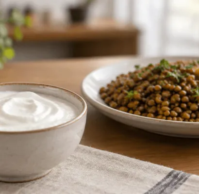 Yogur cremoso acompañado de lentejas, cuyas proteínas se investigan para mejorar la textura de alimentos sin grasa
