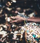 Mujer cortando una Yuca