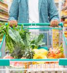 Hombre manejando un carro de supermercado