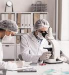 Dos cIentificos analizando muestras