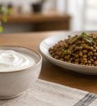 Yogur cremoso acompañado de lentejas, cuyas proteínas se investigan para mejorar la textura de alimentos sin grasa